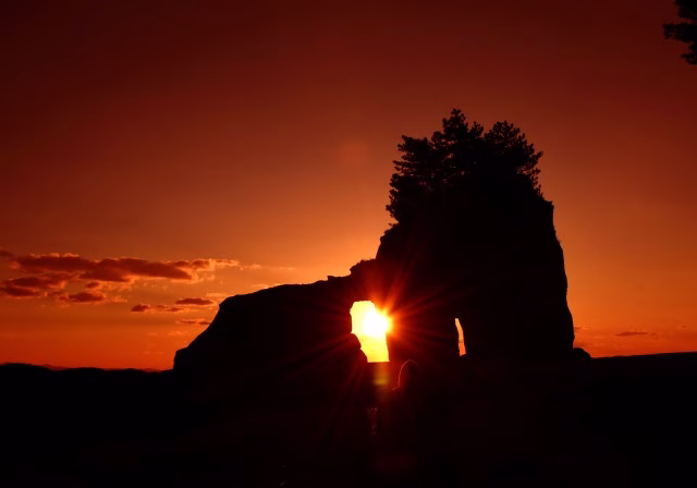 ★本山岬くぐり岩 夕陽.jpg