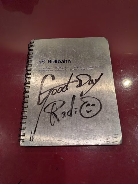 0219撮影_美里さんGood Day Radioゲストサイン帳1.MP.jpg