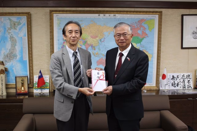 台北駐日経済文化代表処にて