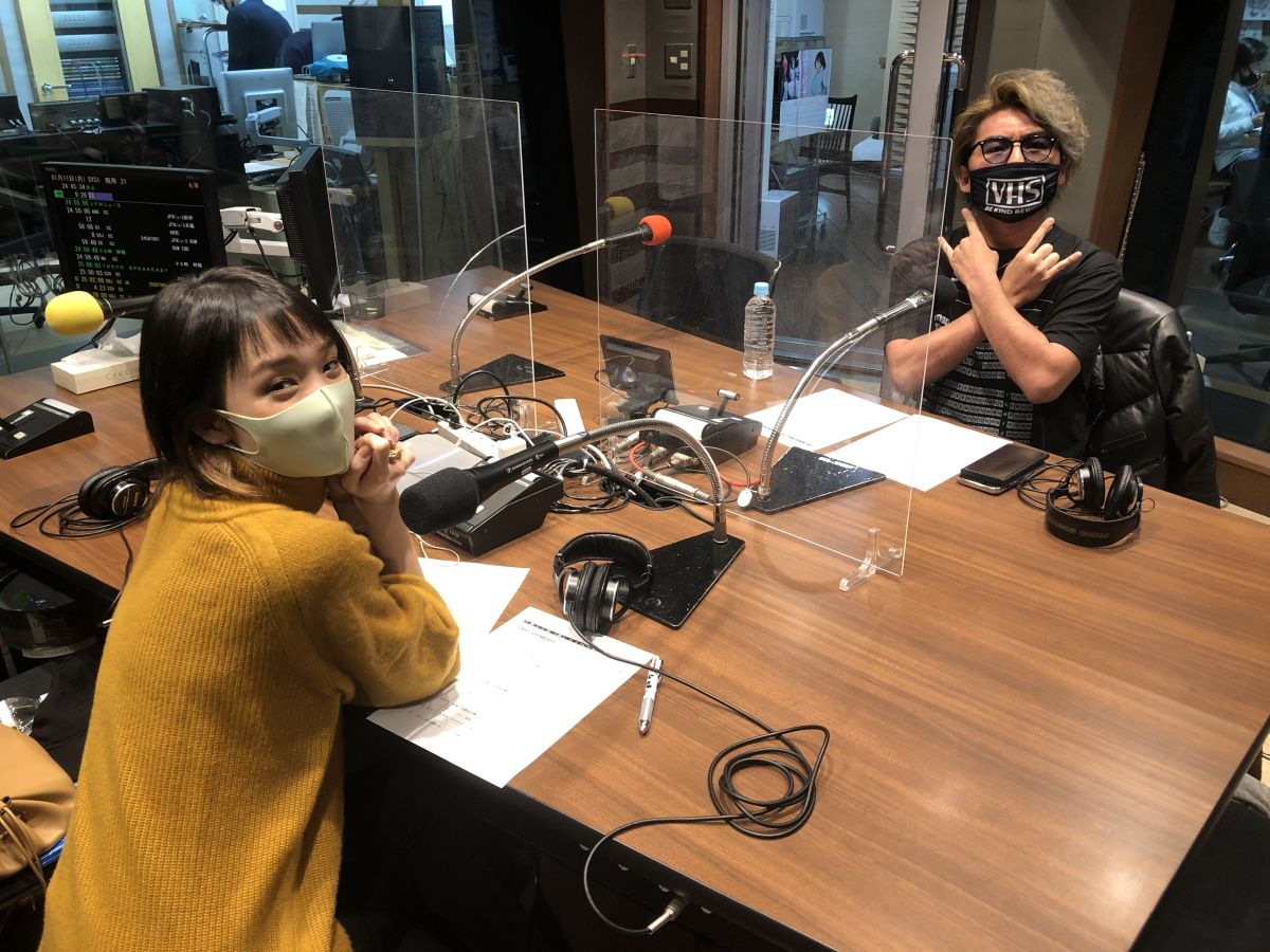 剛力彩芽さんと映画監督／映像ディレクターの洞内広樹さんの話を盗み聞き・・・短編映画「MASKAHOLIC」で主演と監督を務めたお二人。作品が生まれたきっかけや撮影裏話、そしてお互いが大好きな漫画「天使なんかじゃない」で盛り上がる！