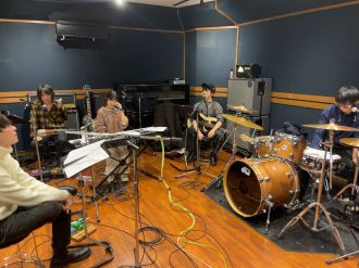 2024年1月8日(月)第41回放送。 今週はメンバー全員でリハーサルスタジオから放送。ライブ音源もオンエア