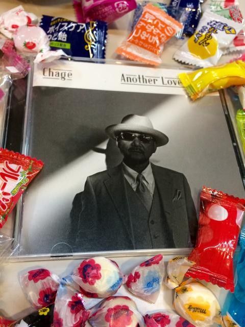 音道くんアナラブのジャケットを見て何やら語ります