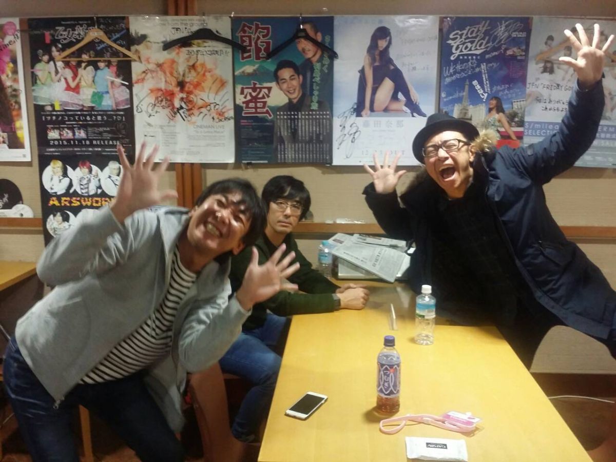 よそではしゃいでた！