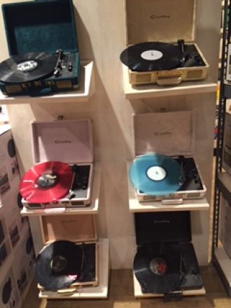 こちらはNYでのレコードストアの様子です。