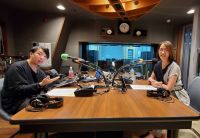 お酒の話をする二人