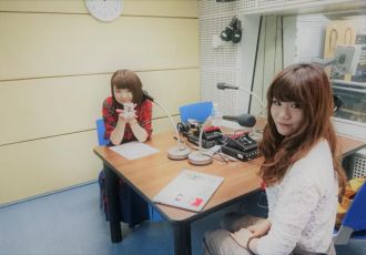 夕方のワイド番組「Happy Hour Party」のレアステッカーをプレゼントします！！