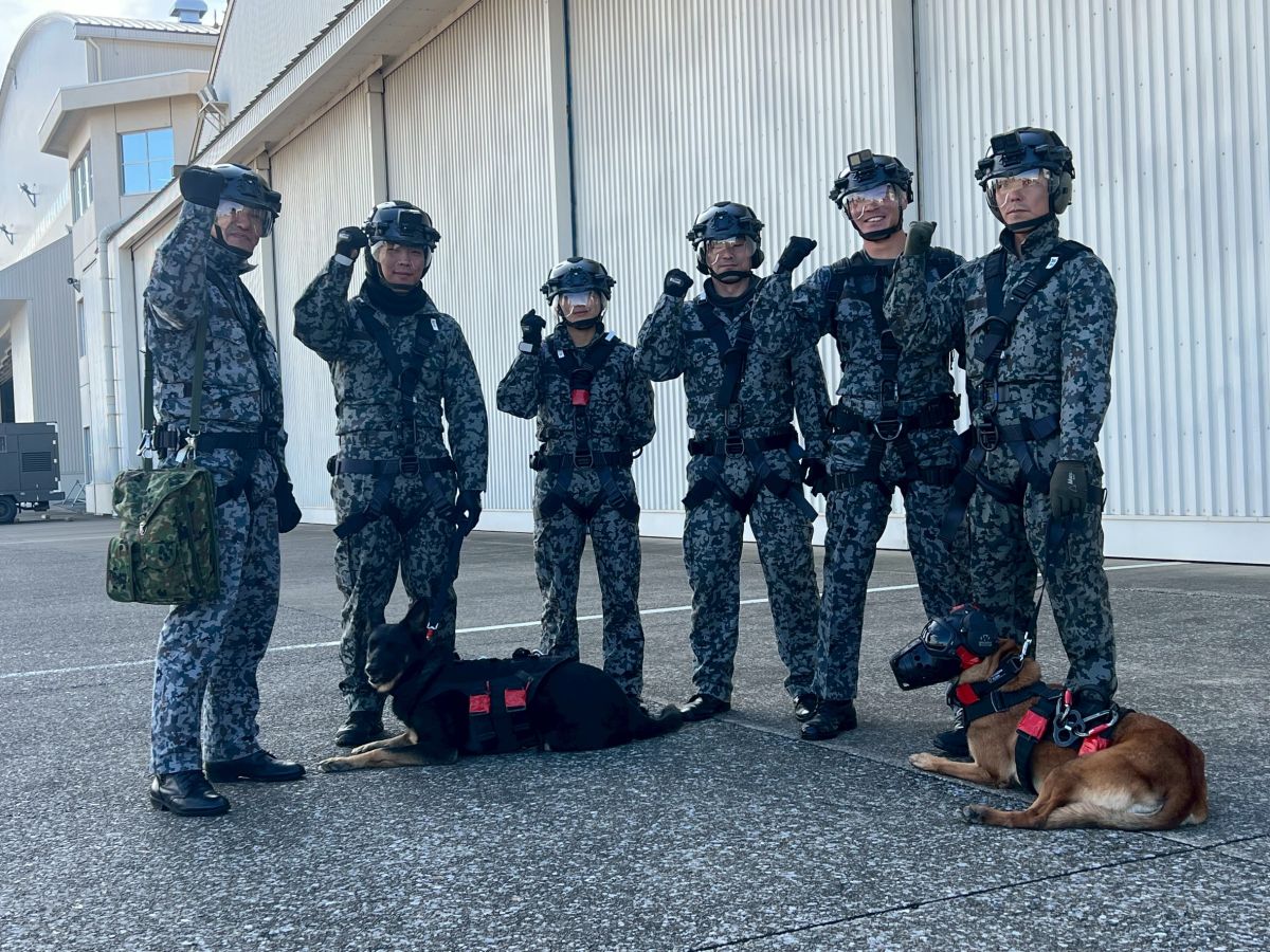 「航空自衛隊入間基地・警備犬スペシャル　vol.4」～警備犬人員捜索の上級資格をもつ志賀２等空曹×ジャスミン号、中級資格をもつ  中西３等空曹×アネラ号に密着！～