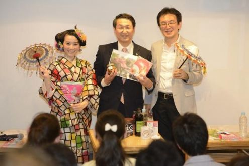 平井伸治鳥取県知事をむかえて「鳥取カワイイとも！」