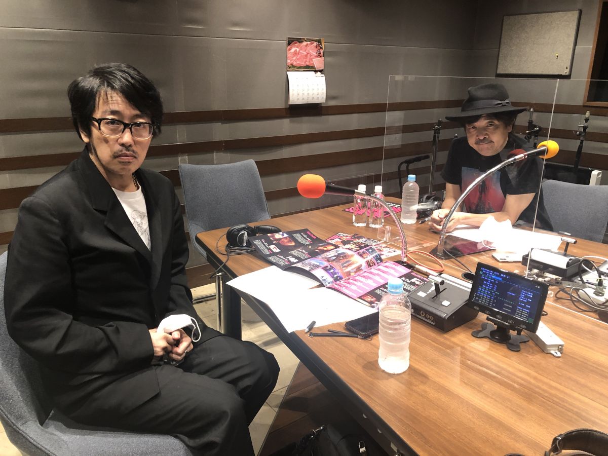 映画監督の園子温さんと岡村靖幸さんの話を盗み聞き・・・お二人が考える「生」と「死」そして園子温監督のハリウッドデビュー映画『プリズナーズ・オブ・ゴーストランド』の裏話、 出演しているニコラス・ケイジさんと園監督の衝撃エピソードの数々が！さらにお二人が大好きな映画音楽談義など