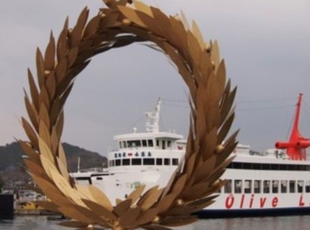 ＃7小豆島　金色に光り輝くオリーブの王冠～アート作品が出迎える小豆島土庄港～