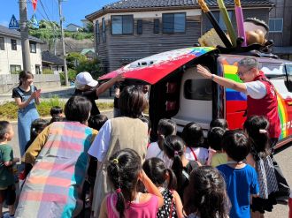 「かわい保育園」をグリコワゴンと共に訪れ、たくさんの笑顔をお届けしました。