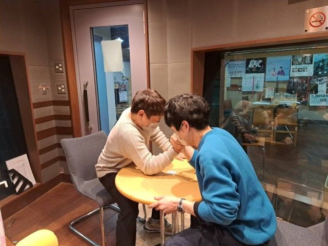 生きるか死ぬかの腕相撲