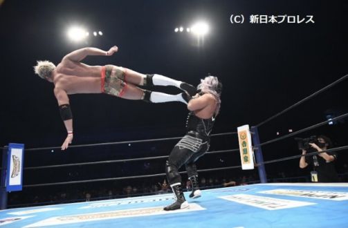 オカダ選手が「お悩みドロップキック！」