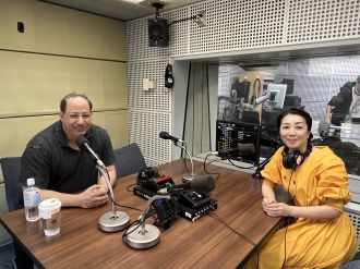 テーマは異文化コミュニケーション。ライアン先生も疑問の名刺文化は日本だけ？！