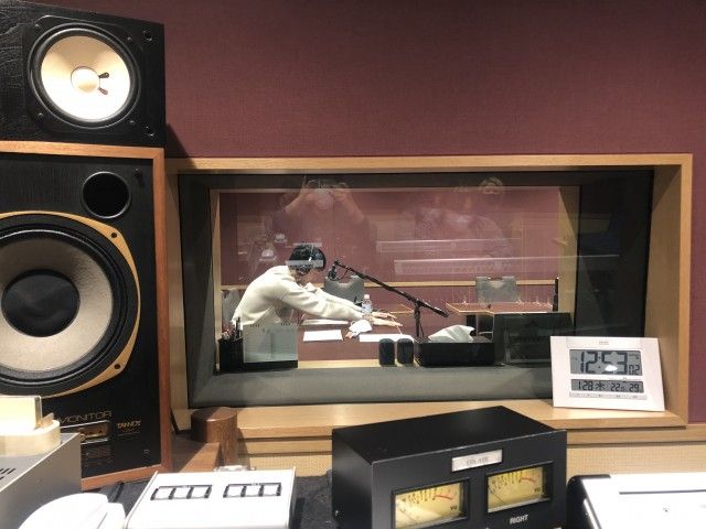 収録中の杉野くん、こんな格好です。