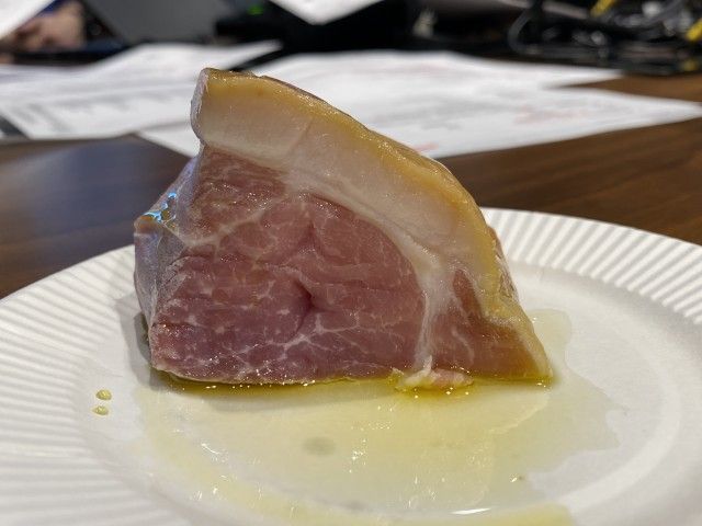 生ハムの原木がスタジオにリングイン！