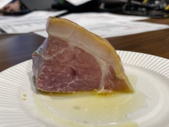 生ハムの原木がスタジオにリングイン！