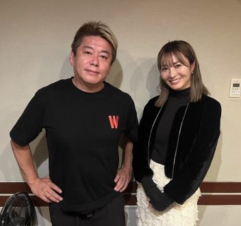 水曜日の常連客 堀江貴文さんと、タレント・新山千春さんの話を盗み聞き・・・マッチングアプリきっかけで再婚された新山さんは、堀江さんの恋愛観が気になって仕方ない・・・？