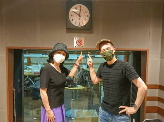 ピンクの誘導員