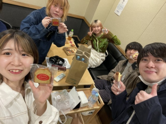 2024年2月26日(月)第48回放送。 今週はらじるーむ2組目のゲストをお迎えします！Gum GirlのGt.Vo.ふるやさんとAg.Syn.Vo.の麻緒さん