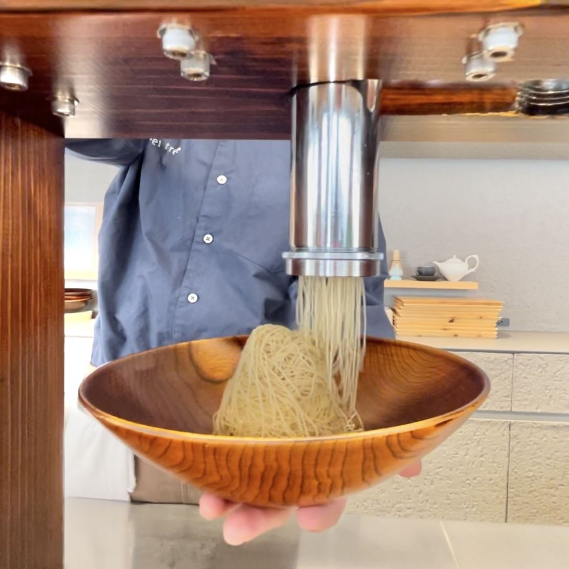 木の温もりあふれる店内で頂く自慢のスイーツ 「モンブラン of ENA」 【PEUGEOT 308】（岐阜県中津川市・meet tree Cafe NAKATSUGAWA）