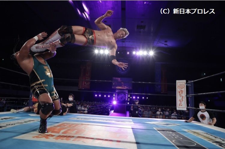 オカダ選手が「お悩みドロップキック！」