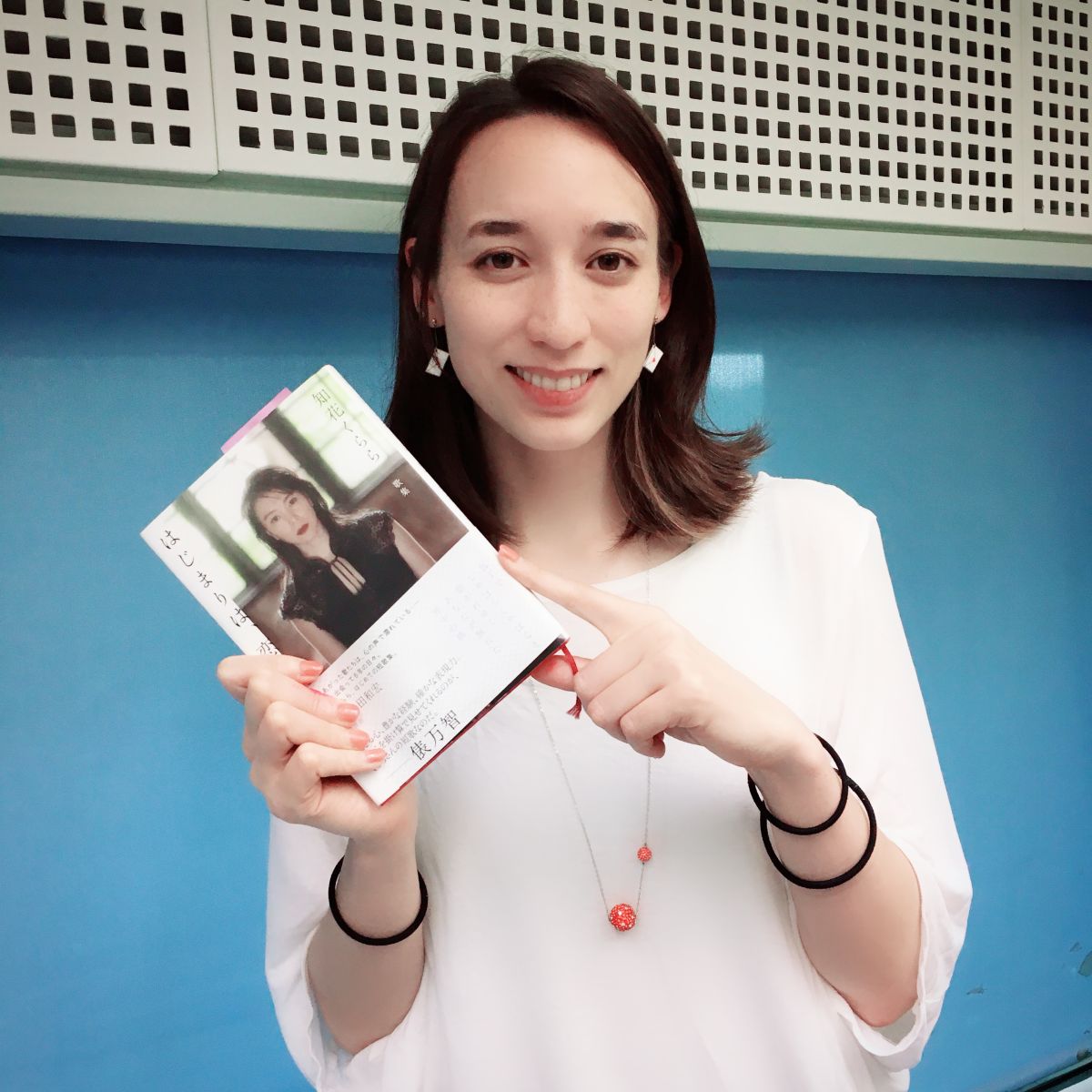 今日の華恵さんの音声コンテンツは、知花くららさんの歌集『はじまりは、恋』から、好きな短歌を紹介！