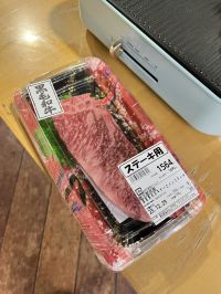 海老を食べながらお話しています。