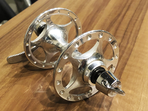 お酒がススム美しさ…!? まるで芸術作品のような“自転車パーツ”の魅力を声優・野島裕史が熱弁