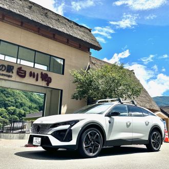 合掌造りの里の様々な魅力をまるごと楽しめる道の駅。地元オリジナルのお菓子や白川郷生産された加工食品などバリエーション豊かなお土産がいっぱい!!  【PEUGEOT 408】（岐阜県大野郡白川村・道の駅白川郷）