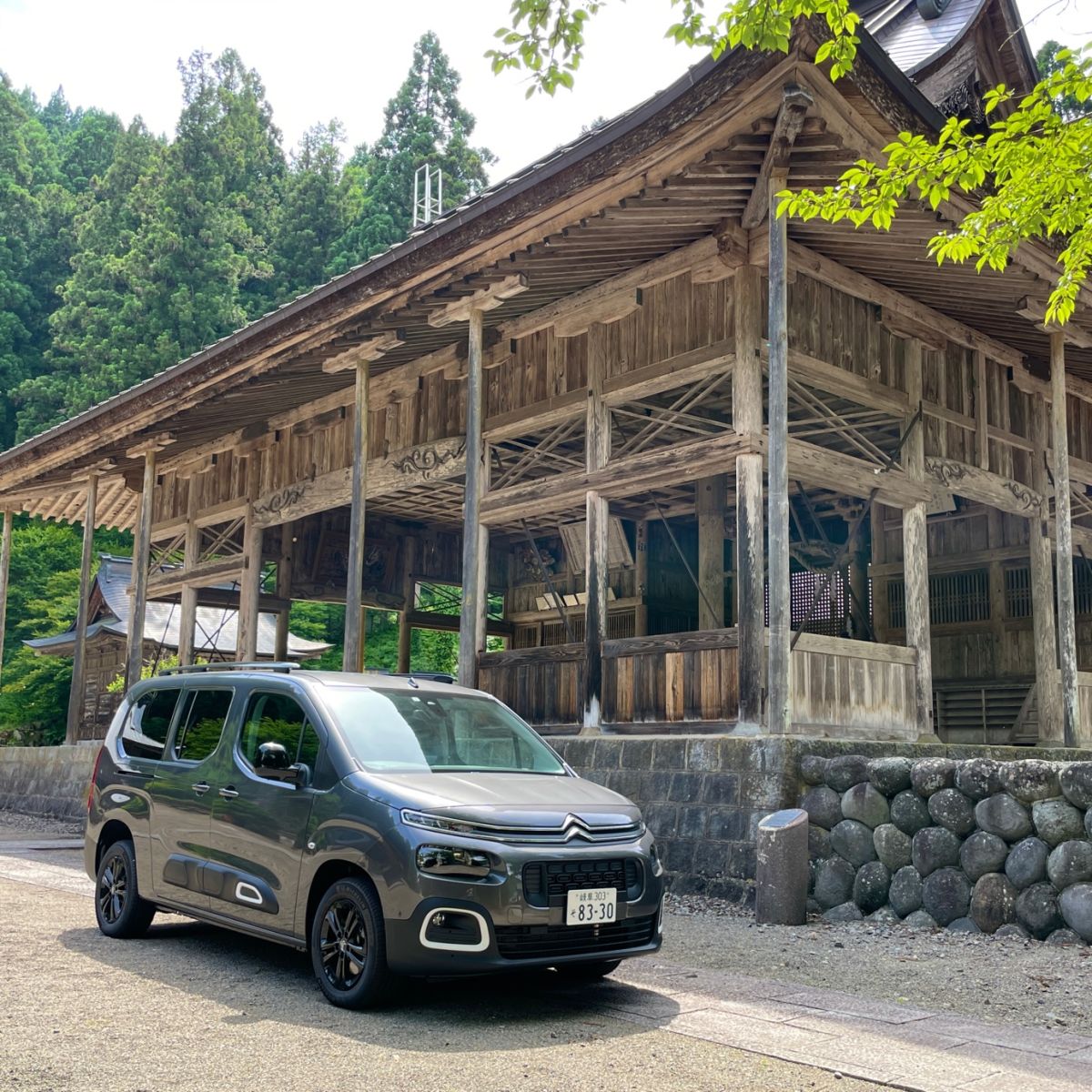 霊峰白山を御神体とする、日本各地に分布する白山神社の中心的な神社へ 【CITROEN BERLINGO LONG】（岐阜県郡上市白鳥町・長滝白山神社）