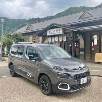 しっくいの壁と木製の窓枠でレトロな雰囲気を色濃く伝える郡上八幡駅舎に観光案内所が併設したカフェ 【CITROEN BERLINGO LONG】（岐阜県郡上市八幡町・郡上八幡駅舎カフェ）