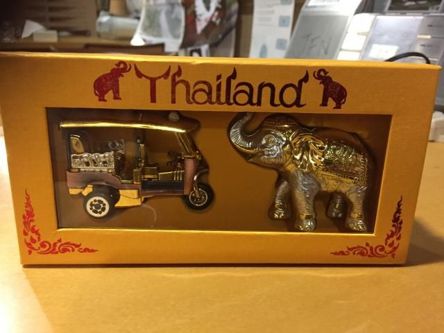 トゥクトゥクの置物！