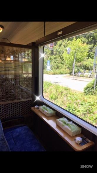 今日の1コマは「観光列車の窓のある風景」