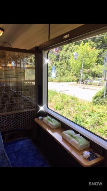 今日の1コマは「観光列車の窓のある風景」