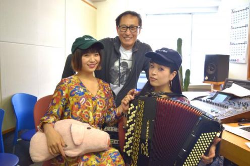 アコーディオンの音色と弾けるトークセッション