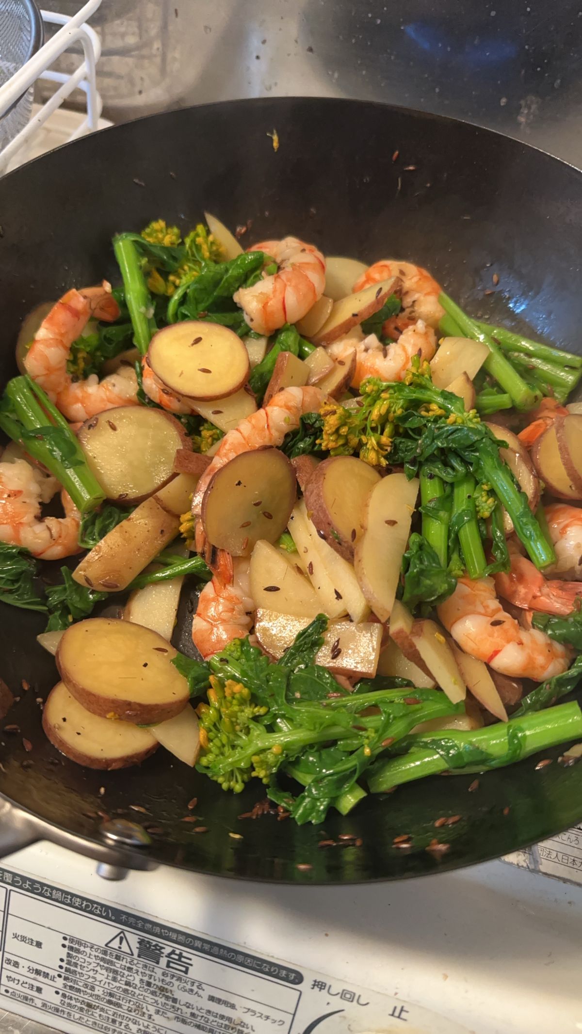 春の簡単キャンプ飯～菜の花とエビのジャガイモクミン炒め