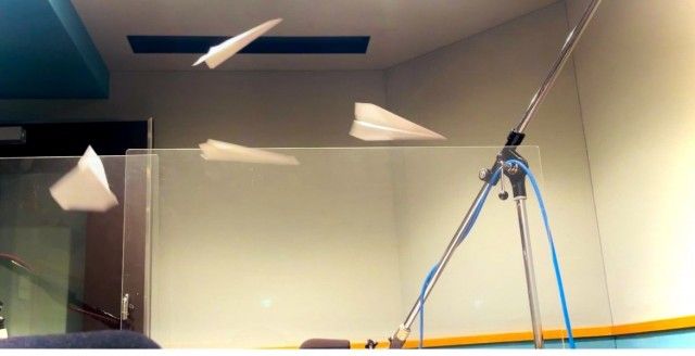 紙飛行機、飛ばしました？