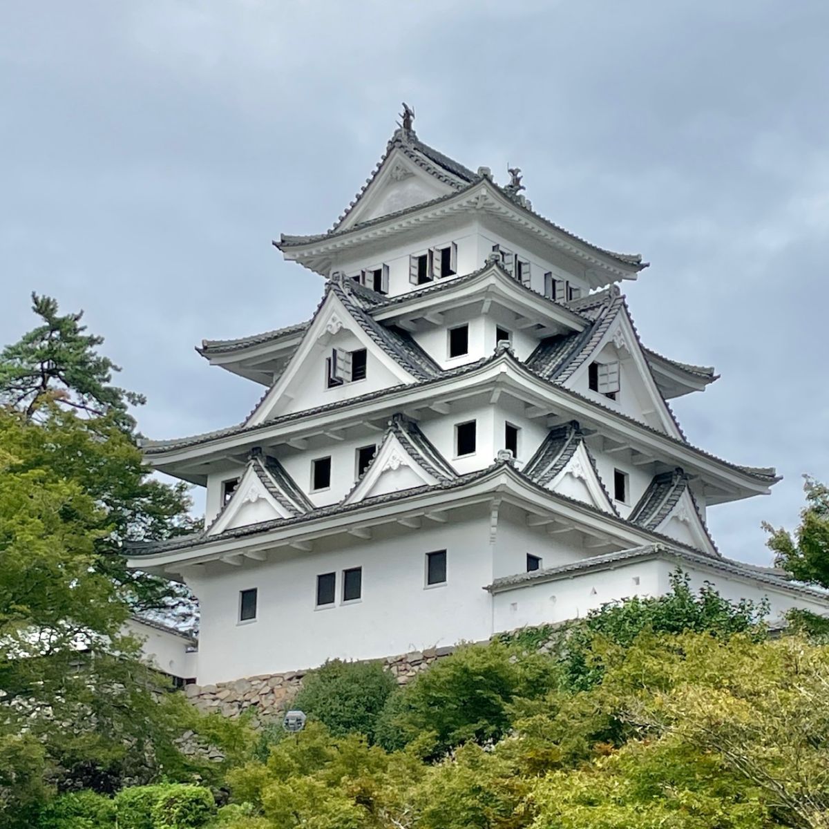 天守閣再建90周年、日本最古の木造再建城・郡上八幡城 【CITROEN BERLINGO LONG】（岐阜県郡上市八幡町・郡上八幡城）