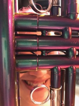 スタジオにラッパの生音が響きました！