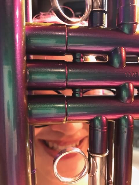 スタジオにラッパの生音が響きました！