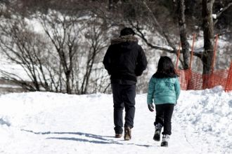 雪道ですべらないコツは？ 雪歩きのプロが解説！
