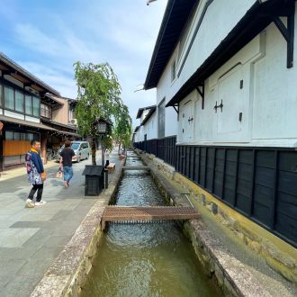 千匹以上の鯉が悠々と泳ぐ「瀬戸川」沿いの「白壁土蔵街」 【PEUGEOT 308】（岐阜県飛騨市古川町）