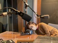 ディレクターとまじめなトーク。スタジオとマイクとおまゆ。