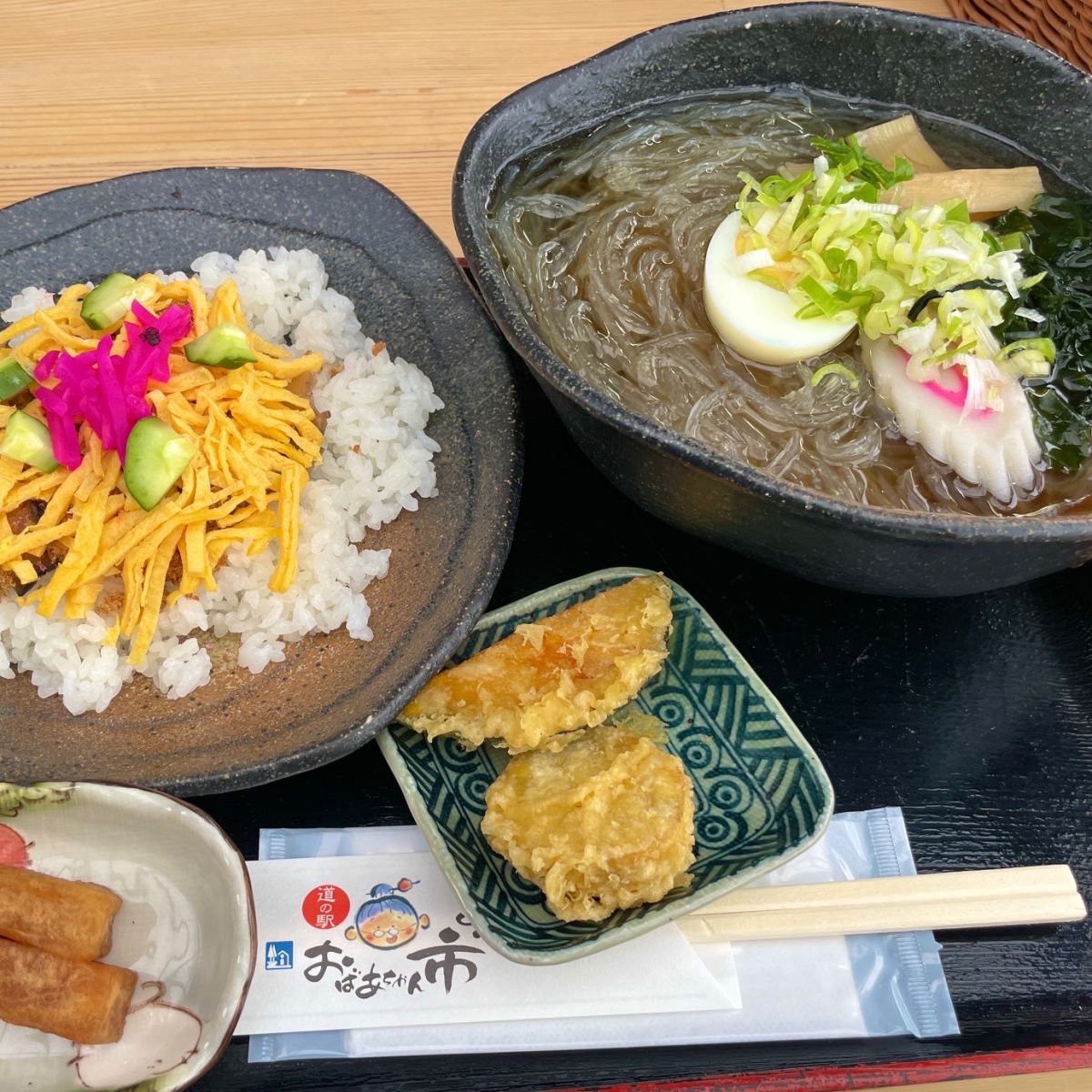 細寒天の生産量日本一の山岡町で食べる季節感あふれる里山の懐かしい味、寒天らーめん 【PEUGEOT 308】（岐阜県恵那市・道の駅 おばあちゃん市 山岡）