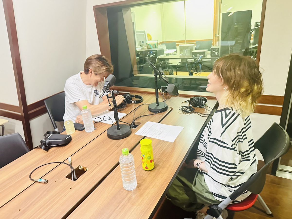 ヒロミさんとYOUさん、ふたりだけが話している静かなバーで、こっそりと会話を盗み聞き・・・