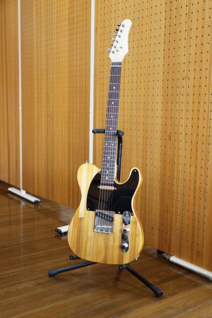 #45 机の天板を再利用したエレキギター
