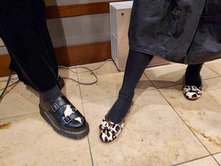 今日の華恵さんの音声コンテンツは、今日のゲスト安田レイさんと実は同じ牛柄の靴でした！　