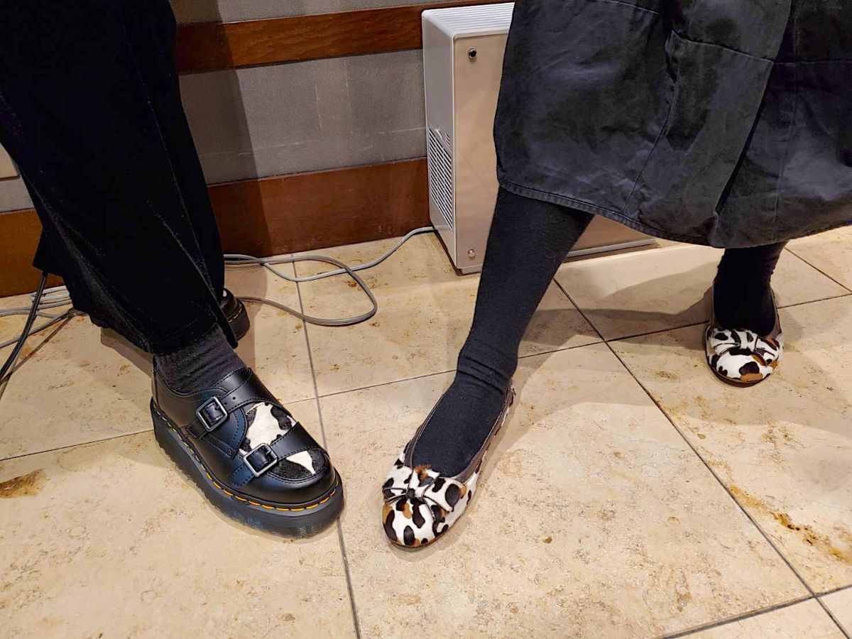 今日の華恵さんの音声コンテンツは、今日のゲスト安田レイさんと実は同じ牛柄の靴でした！　