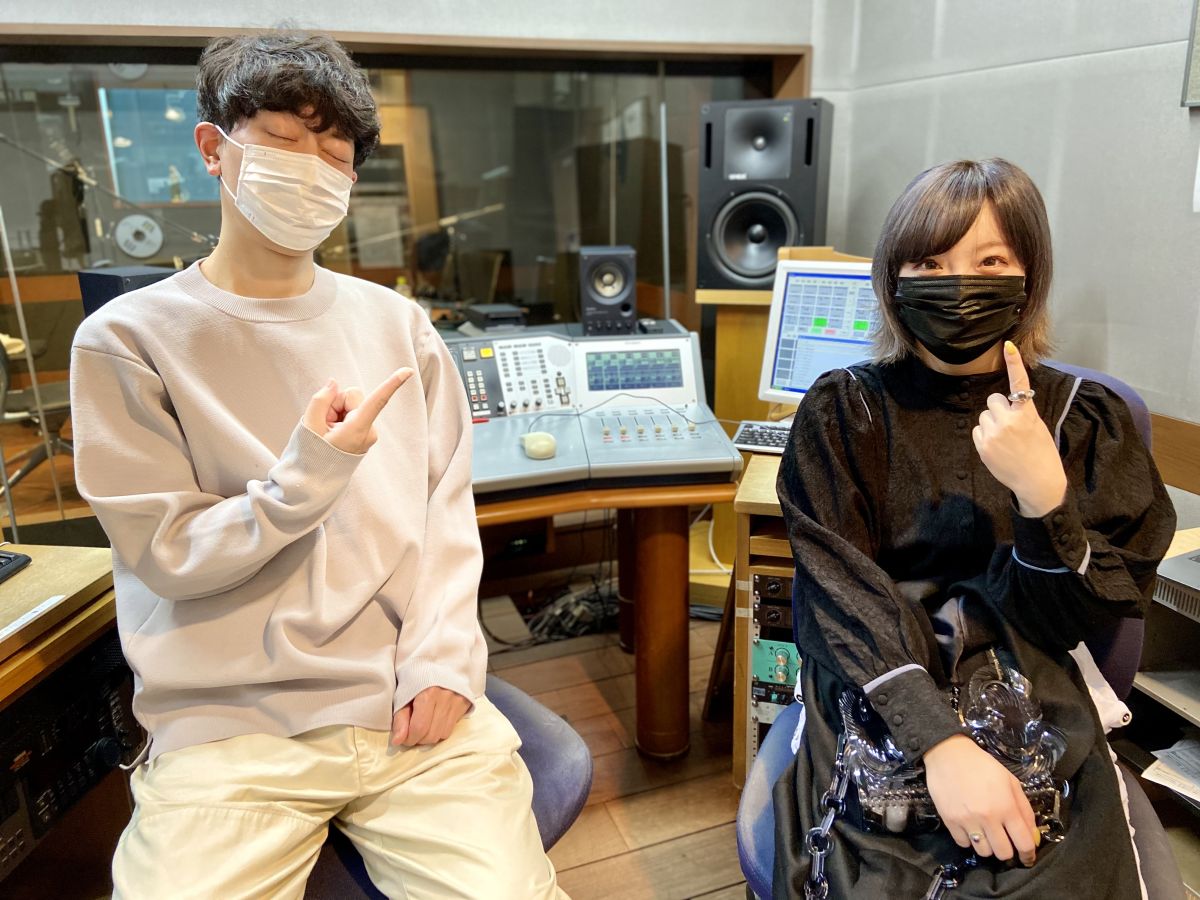 叶姉妹さんから頂いた誕生日プレゼントはスケスケな下着とキラキラ アクセサリー。